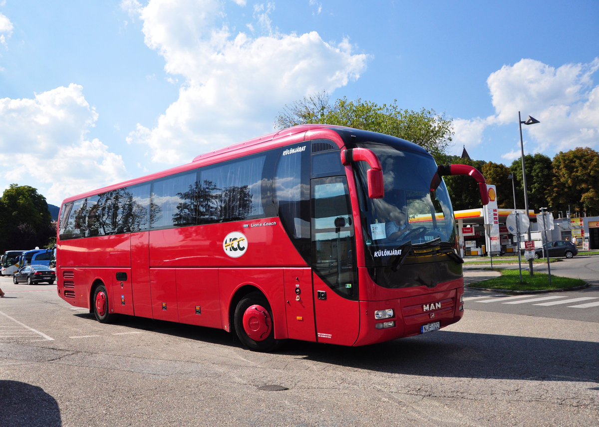 MAN Lions Coach von K�l�njarat aus Ungarn in Krems gesehen.