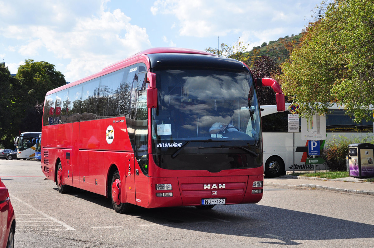 MAN Lions Coach von K�l�njarat aus Ungarn in Krems gesehen.