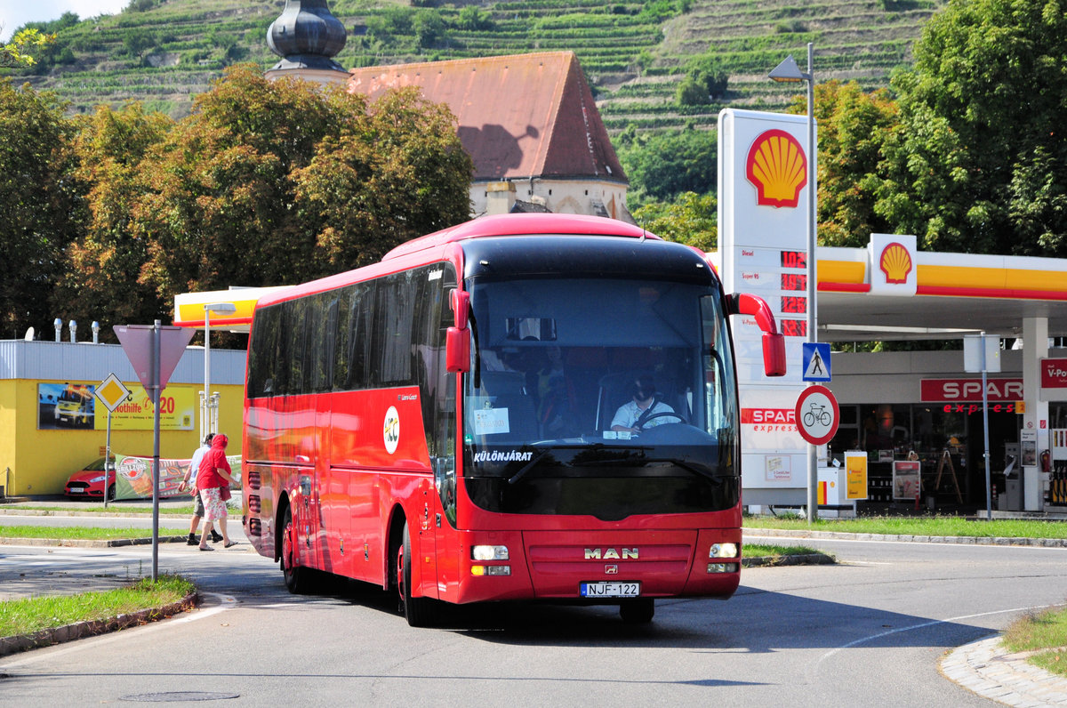 MAN Lions Coach von K�l�njarat aus Ungarn in Krems gesehen.