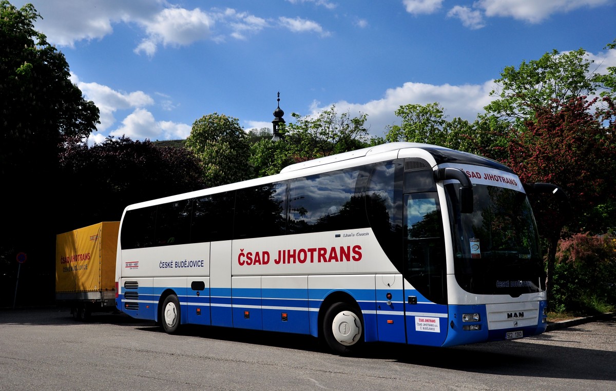 MAN Lions Coach mit Radanh�nger aus der CZ im Mai 2014 in Krems gesehen.