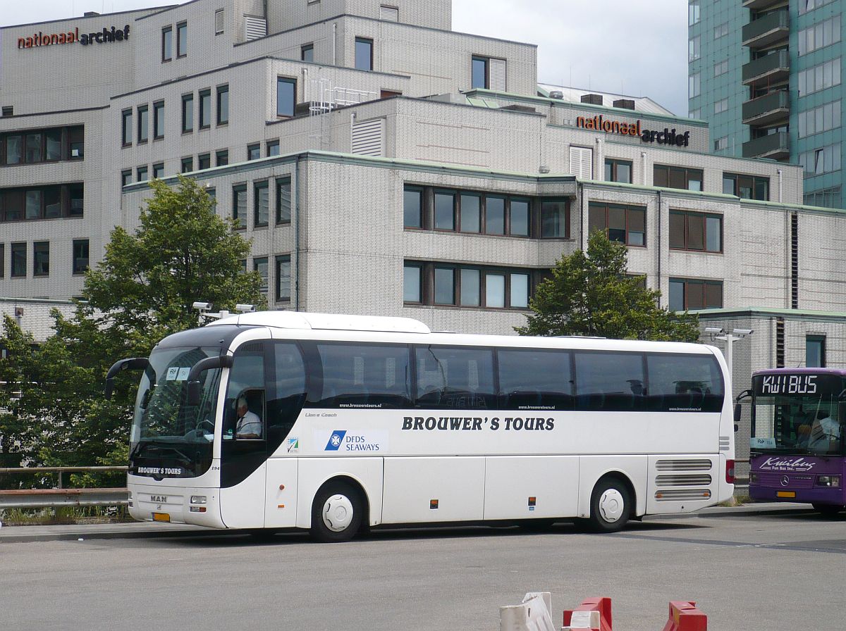 MAN Lion's Coach Reisebus Baujahr 2009 der Firma Brouwer's tours. Den Haag Centraal Station 06-07-2014.

MAN Lion's Coach reisbus bouwjaar 2009 van de firma Brouwer's tours. Busstation Den Haag Centraal Station 06-07-2014.