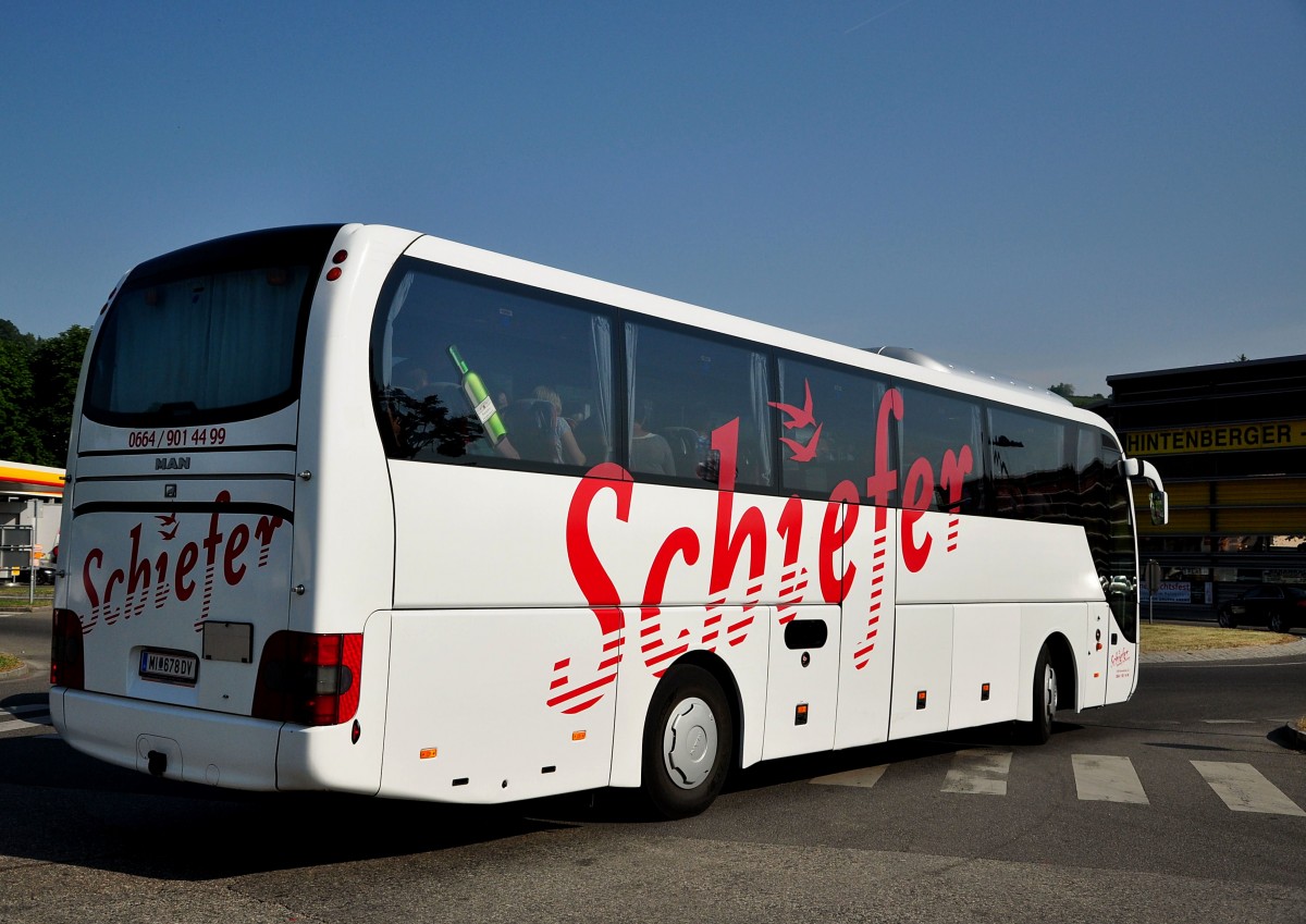 MAN Lions Coach von Schiefer Reisen aus Nieder�sterreich im Juni 2015 in Krems unterwegs.