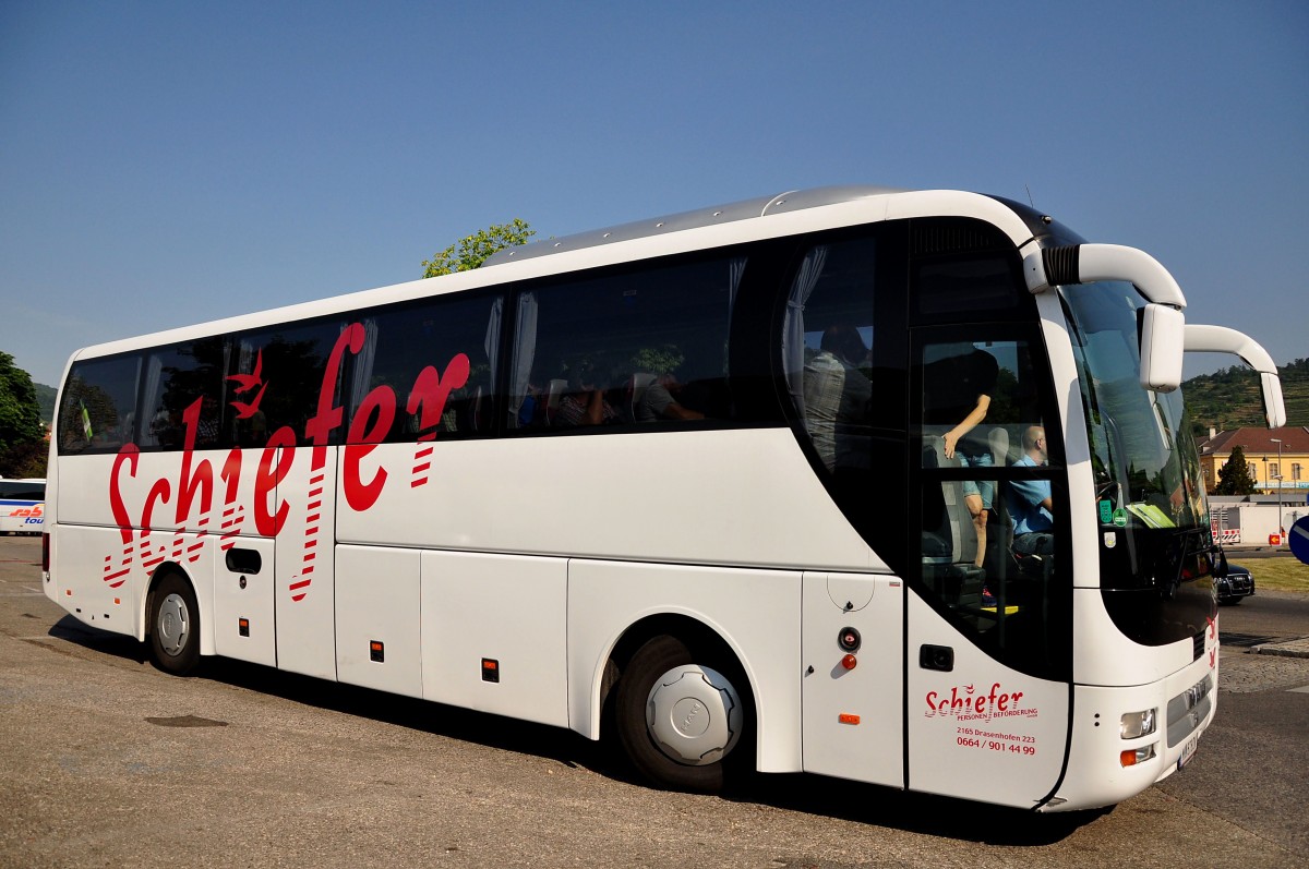 MAN Lions Coach von Schiefer Reisen aus Nieder�sterreich im Juni 2015 in Krems unterwegs.