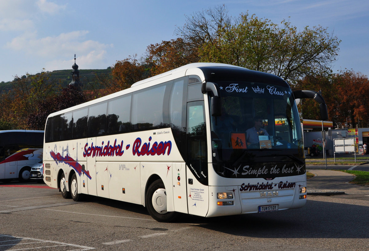 MAN Lion`s Coach von  Schmidatal Reisen  Erwin Schober aus �sterreich in Krems.