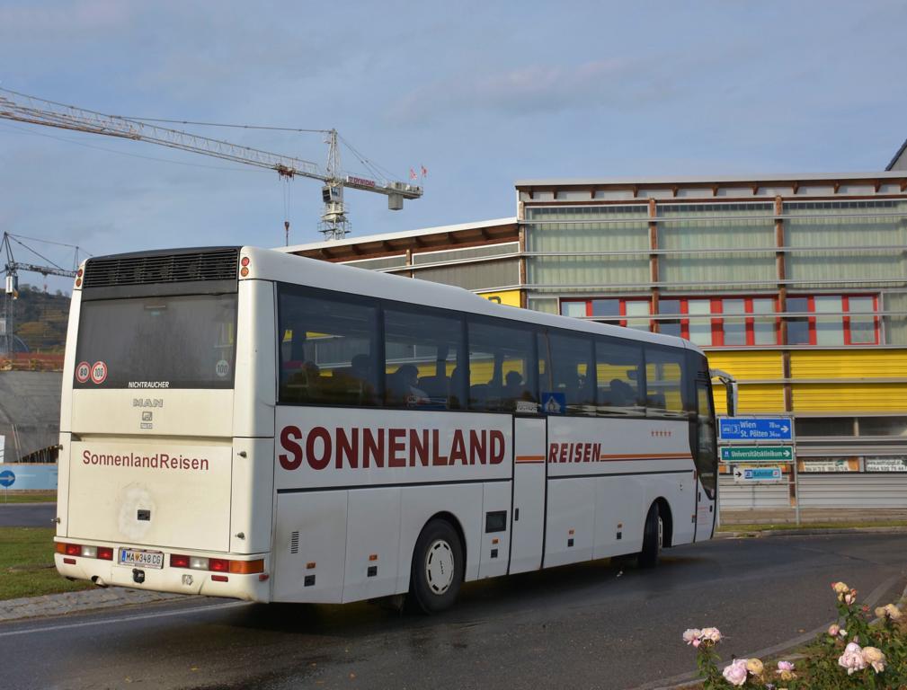 MAN Lion`s Coach von SONNENLAND Reisen aus �sterreich im Okt.2017 in Krems.