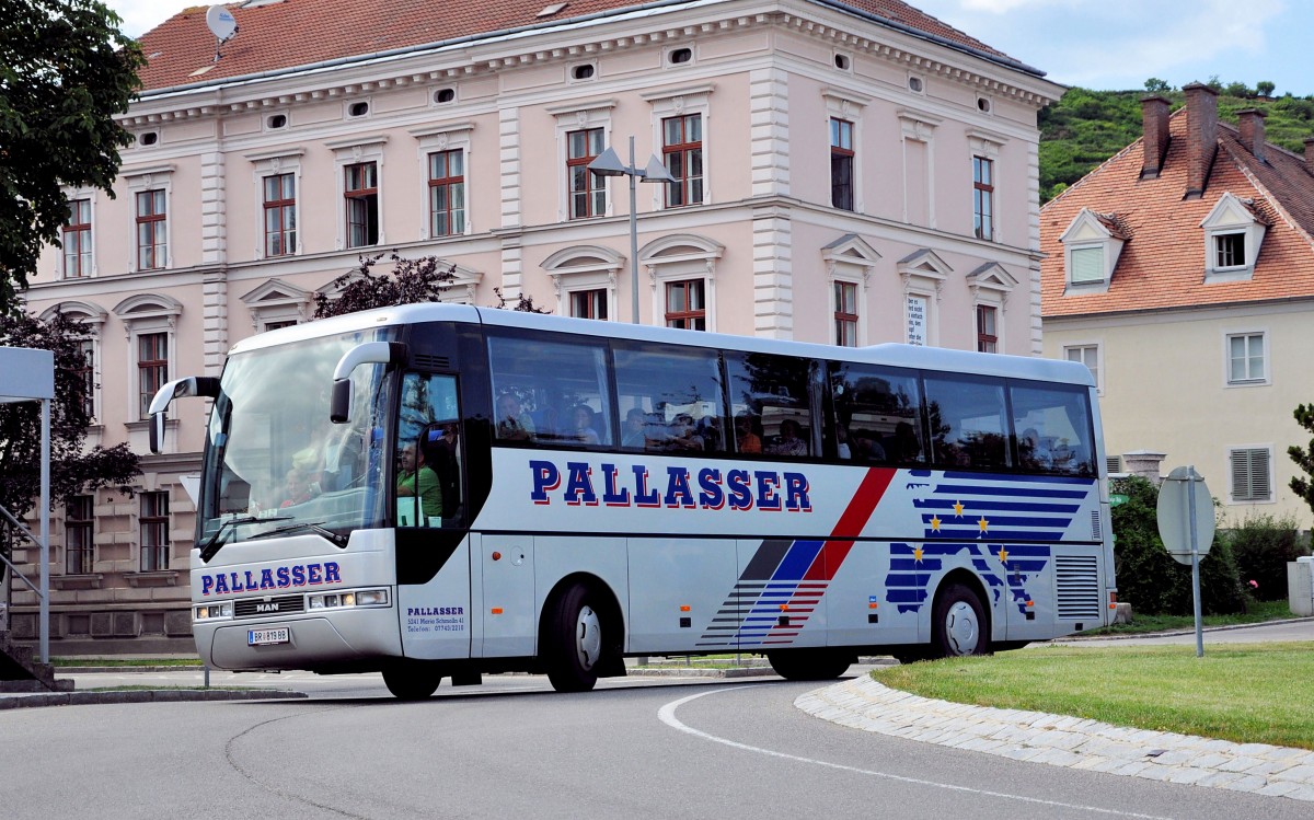 MAN Reisebus von PALLASSER/�sterreich am 12.7.2013 in Krems an der Donau.