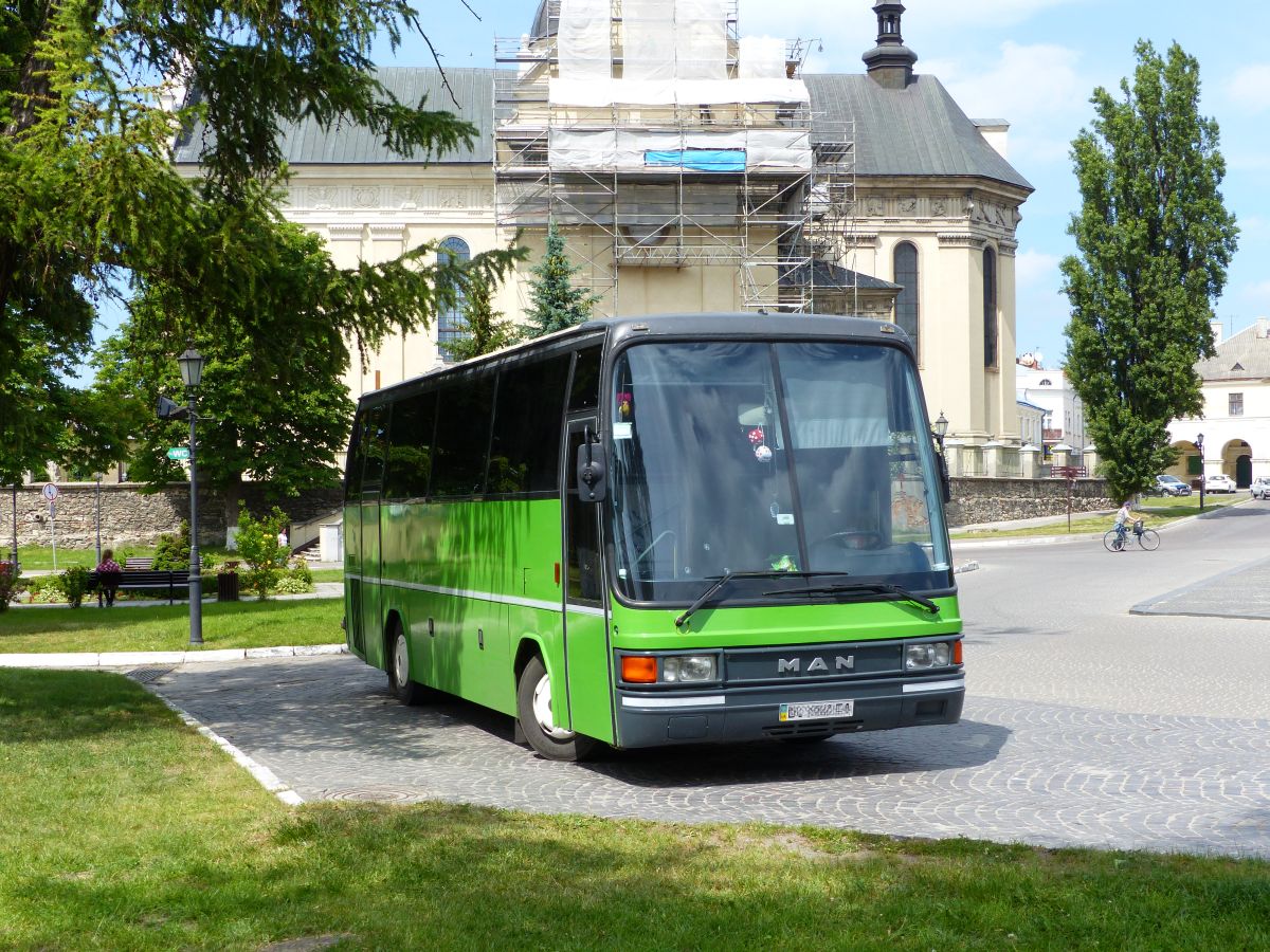 MAN Reisebus Vicheva Platz Zhovkva, Ukraine 06-06-2017.

MAN reisbus op het Vicheva plein in Zhovkva, Oekrane 06-06-2017.