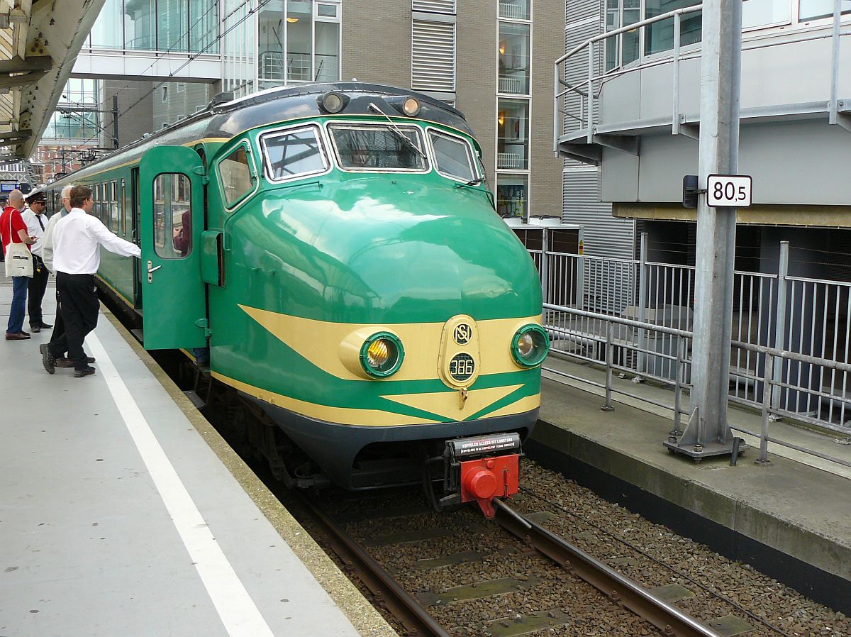 Mat '54 TW 386 Nederlands Spoorwegmuseum Gleis 1 Amsterdam Centraal Station 20-09-2014.

Mat '54 treinstel 386 van het Nederlands spoorwegmuseum i.v.m. 175 jaar spoor in Nederland voor een feestrit naar Haarlem op spoor 1 Amsterdam Centraal Station 20-09-2014.