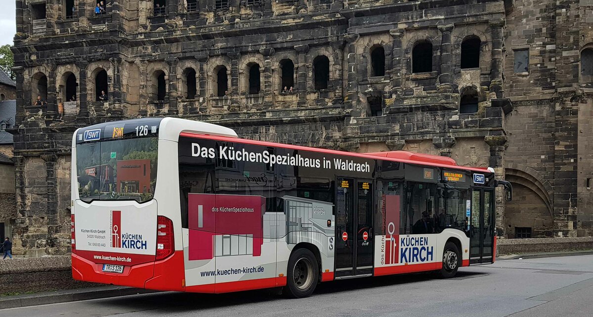 MB Citaro von SWT steht an der Porta Nigra bereit zur nchsten Tour