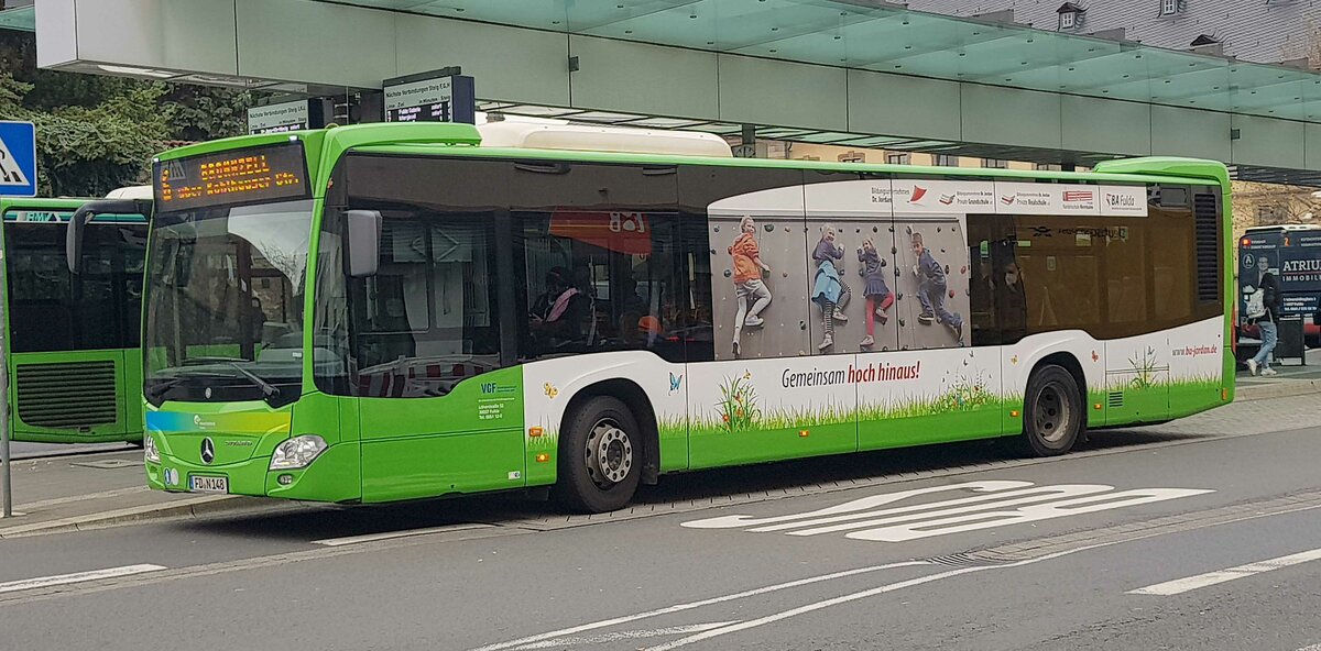 MB Citaro von VGF (Verkehrs-Gesellschaft-Fulda) steht am Busbahnhof im Fulda