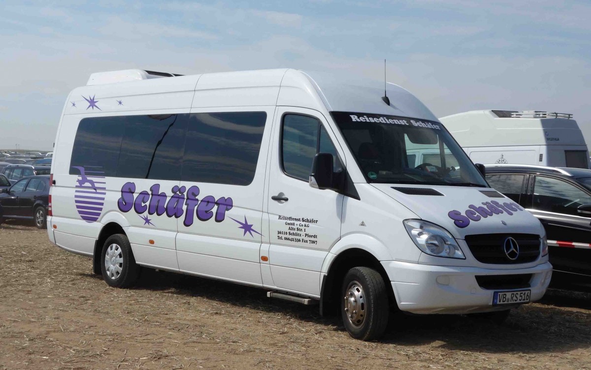 MB Sprinter vom Reisedienst  SCH�FER  aus 36110 Schlitz-Pfordt, gesehen bei der Oldtimerausstellung am Baiersr�der Hof im August 2015