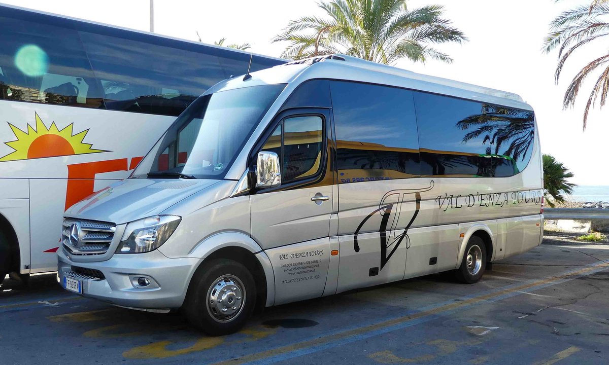 MB Sprinter von VAL D&acute;ENZA TOURS, abgestellt in San Remo im September 2017
