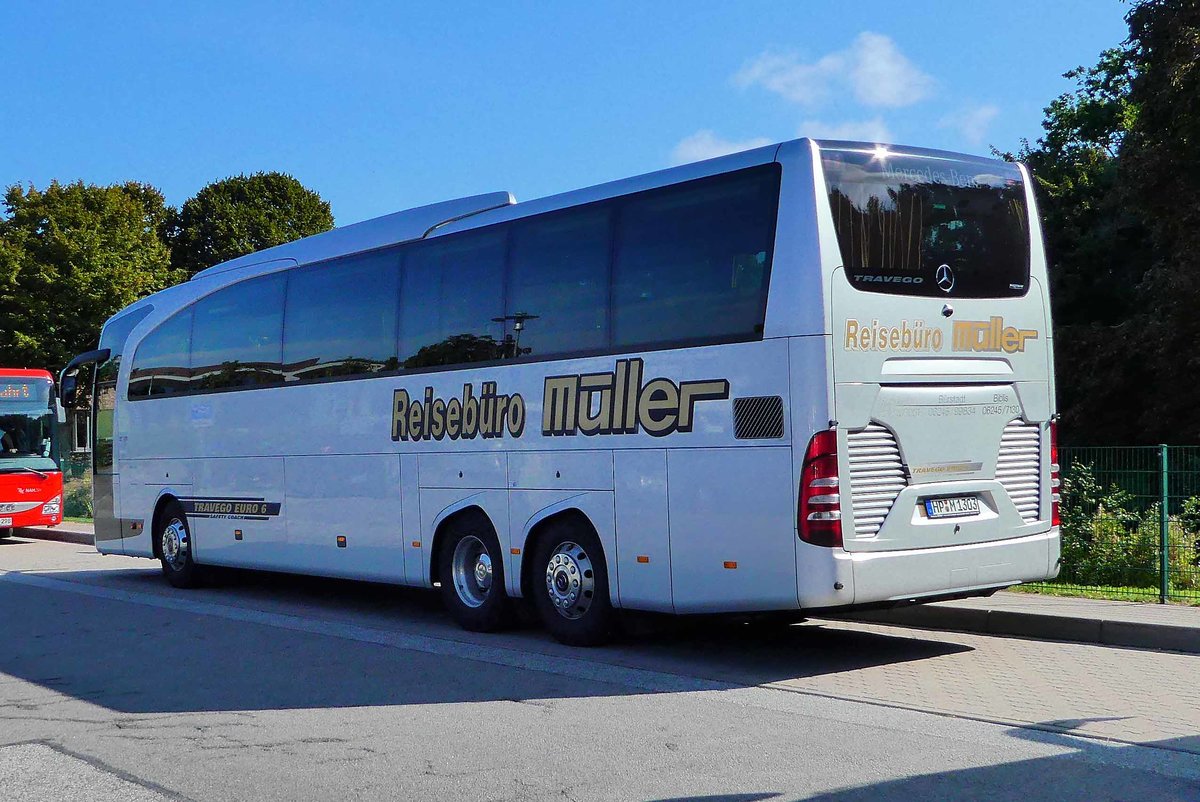 MB Travego Euro 6 vom Reiseb�ro M�LLER steht auf dem Busplatz von Burg/Fehmarn im September 2018