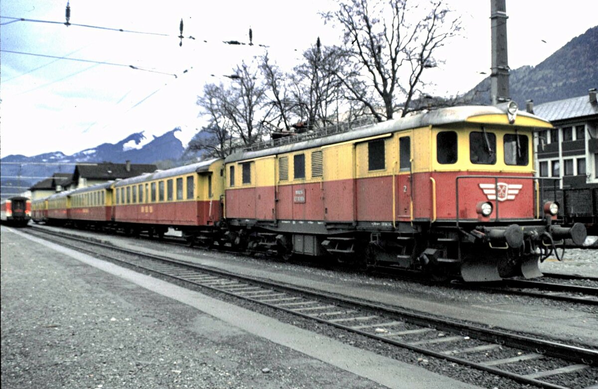 MBS Montafon-Bludenz-Schruns-Bahn ET 10.106 mit Wagenzug in ludenz im März 1989. Das Fahrzeug wurde aus ÖBB 4060.02 im Jahr 1972 umgebaut.
