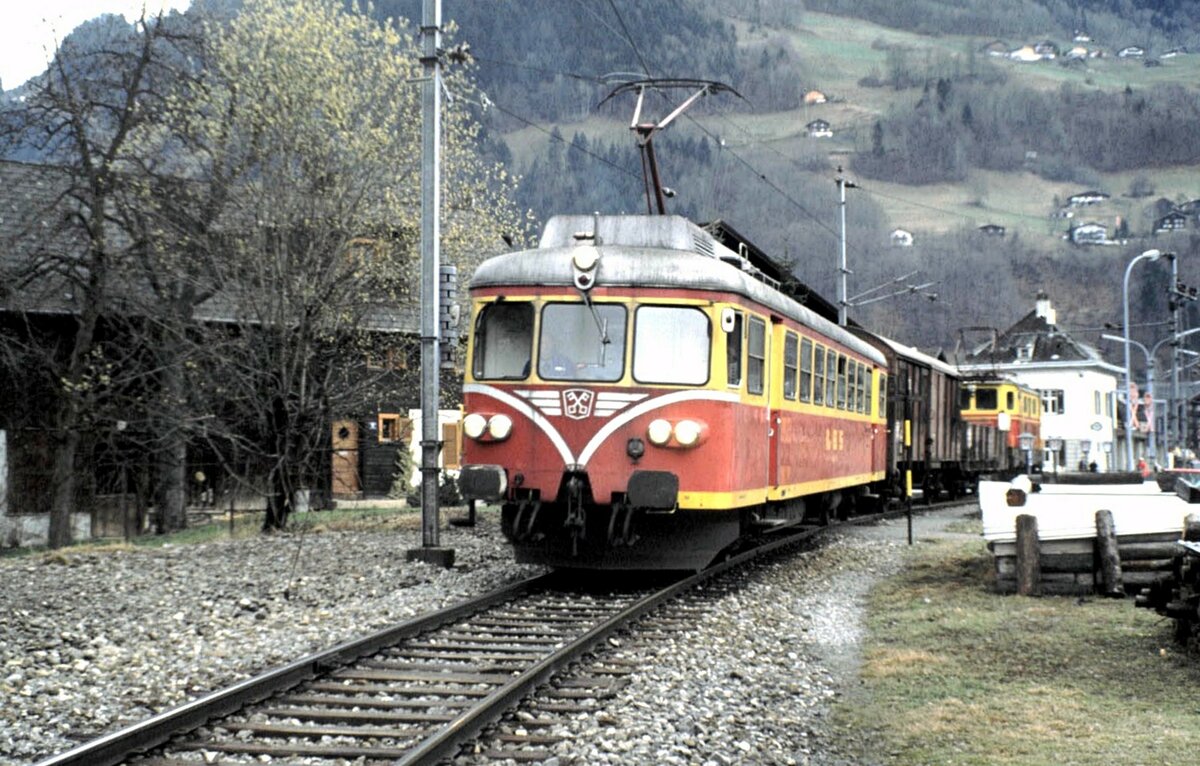 MBS Montafon-Bludenz-Schruns-Bahn ET10.104 mit angehängten Güterwagen und 1045.01 in Schruns im März 1989.