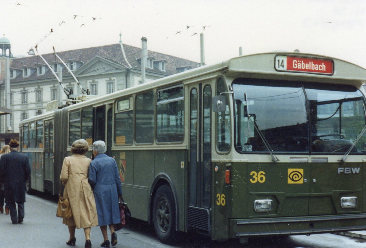 (MD088) - Aus dem Archiv: SVB Bern - Nr. 36 - FBW/R&J Gelenktrolleybus im August 1994 beim Bahnhof Bern