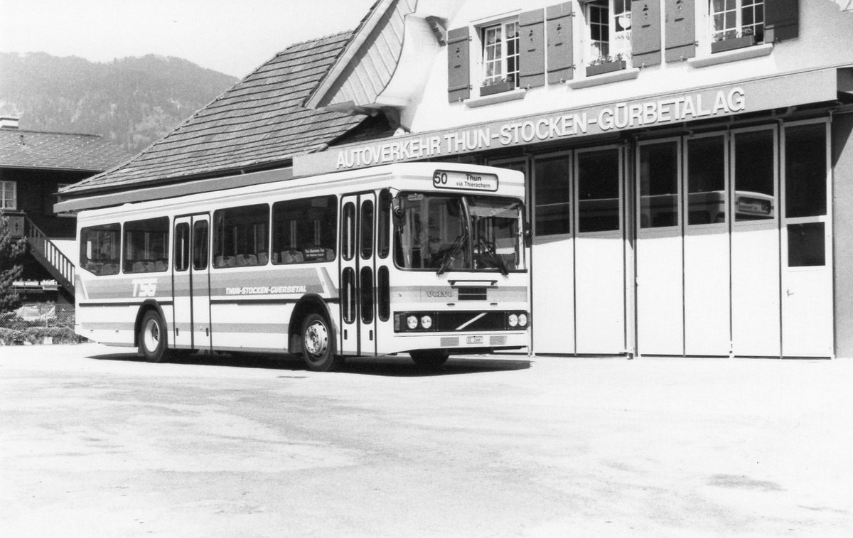 (MD103) - Aus dem Archiv: TSG Blumenstein - Nr. 6/BE 26'667 - Volvo/FHS um 1991 in Blumenstein, Garage