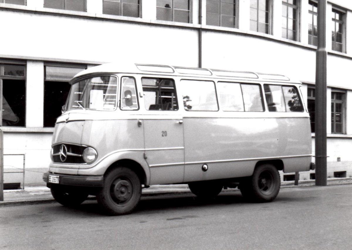 (MD221) - Aus dem Archiv: STI Thun - Nr. 20/BE 26'677 - Mercedes um 1970 beim Bahnhof Thun