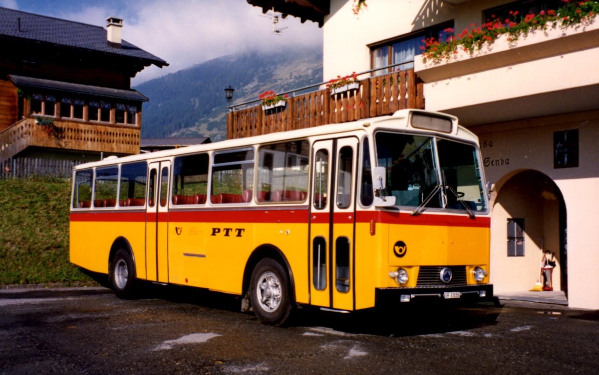 (MD303) - Aus dem Archiv: Bearth, Brigels - Nr. 4/GR 33'558) - Saurer/T�scher (ex Zazzi, Disentis) um 1990 in Brigels