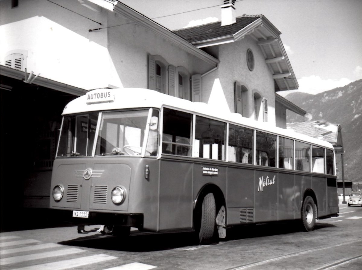 (MD452) - Aus dem Archiv: M�tral, Martigny - VS 1111 - Saurer um 1970 beim Bahnhof Martigny