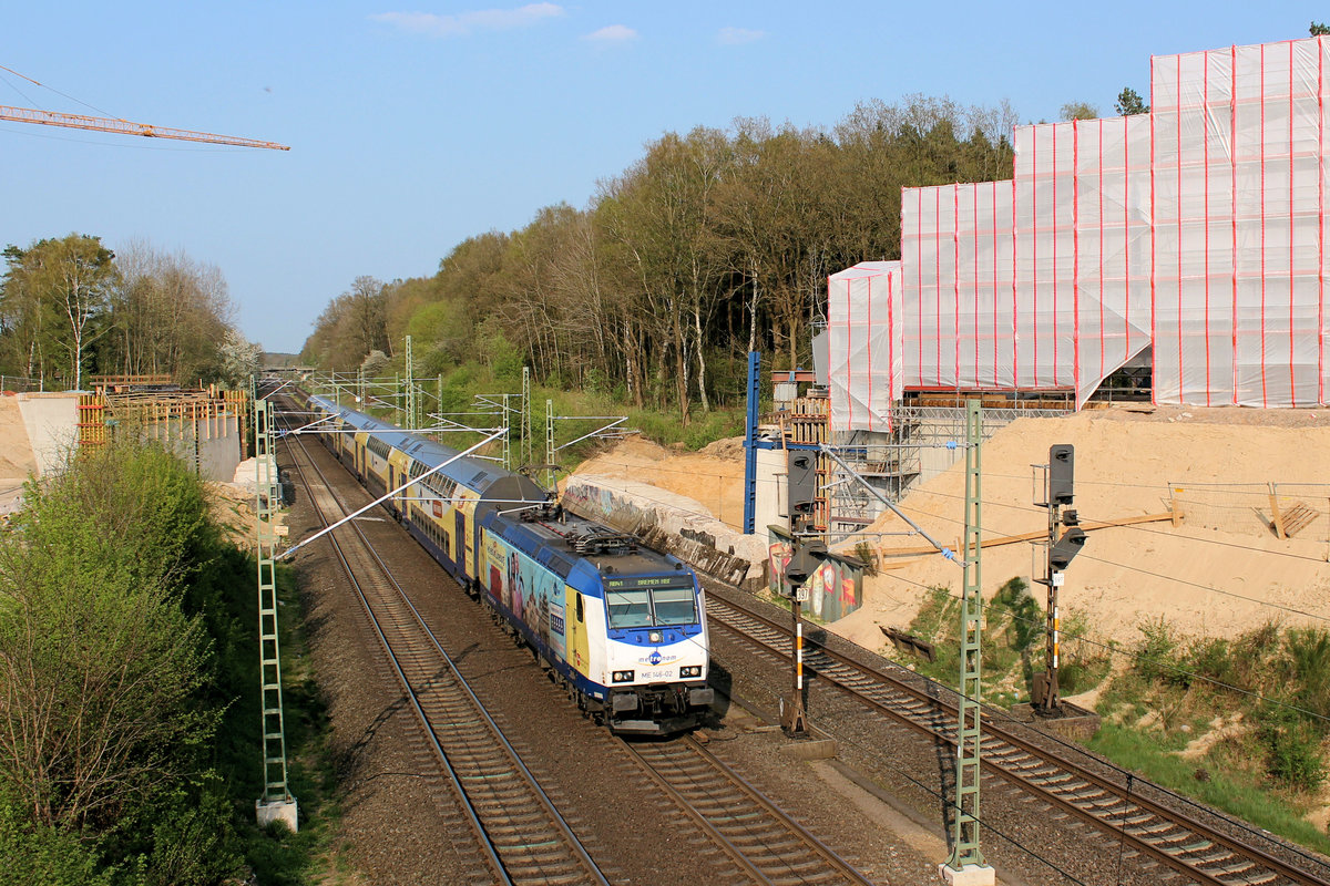 ME 146-02 passiert am 20.04.2018 den Brückenneubau Bundesstraße 3 in Sprötze.