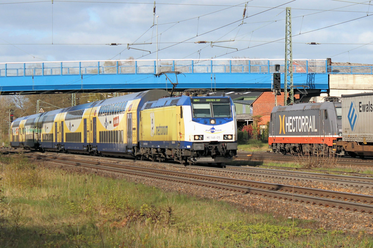 ME 146-05 fährt in den Tostedter Bahnhof ein. Im Hintergrund ist Hectorrail 241 009-8 zu sehen. Datum 22.04.2016