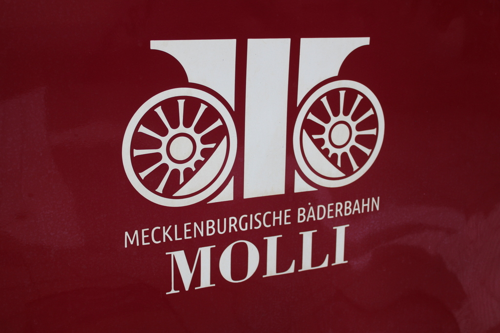 Mecklenburgischer Bäderbahn Molli Logo am 23.09.2023 in Bad Doberan fotografiert.