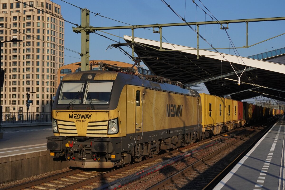 Medway 7 193 002 zieht der Neuss-Antwerpen Containerzug durch Tilburg am Nachmittag von 18 M�rz 2026.