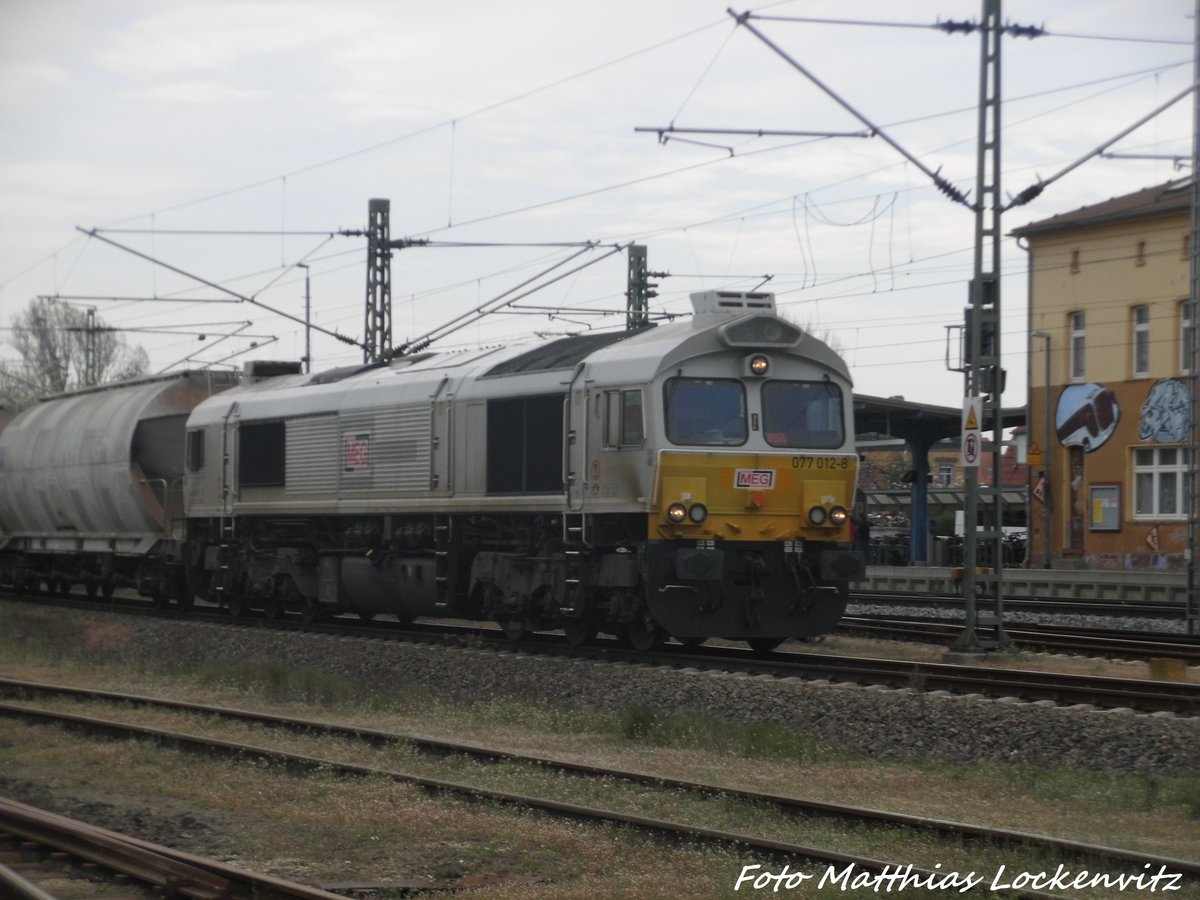 MEG 077 012-8 mit einen G�terzug beim zwischenhalt in Delitzsch am 13.4.16