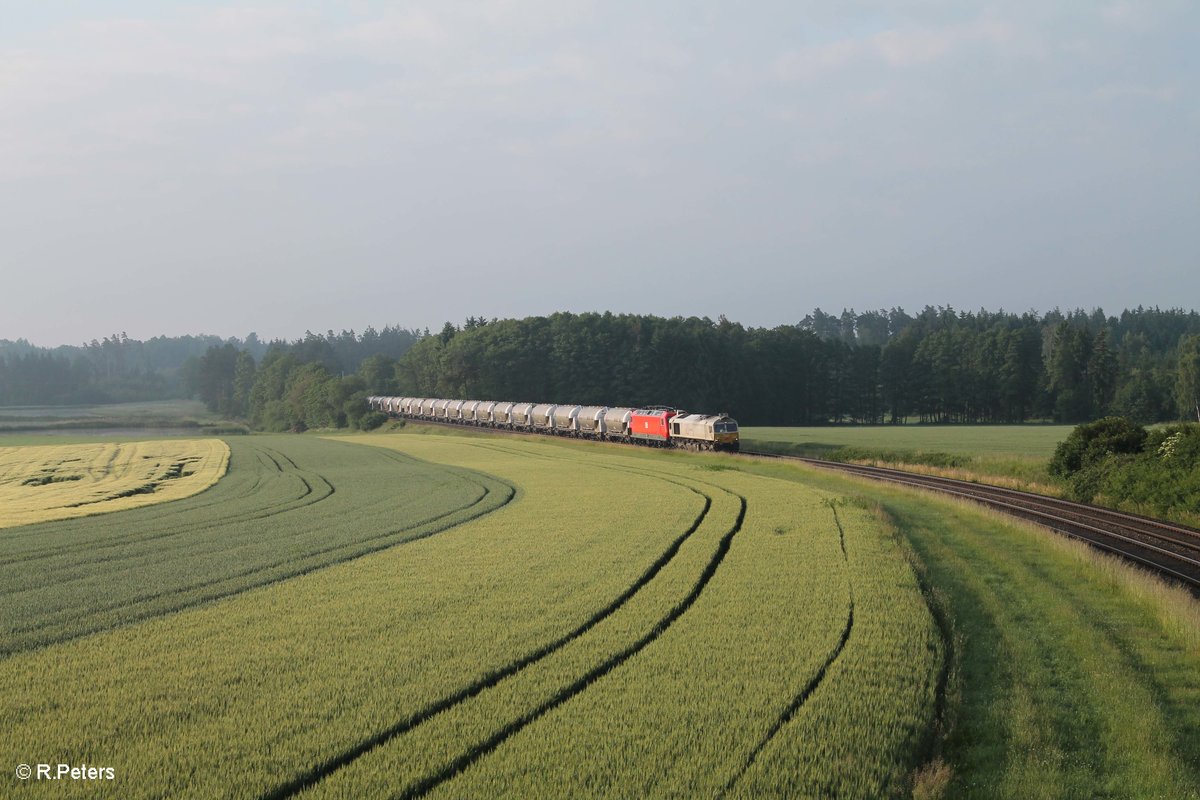 MEG 077 012 und 801 mit dem Leerzementzug Regensburg Hafen - Rüdersdorf bei Berlin bei Oberteich. 10.06.16