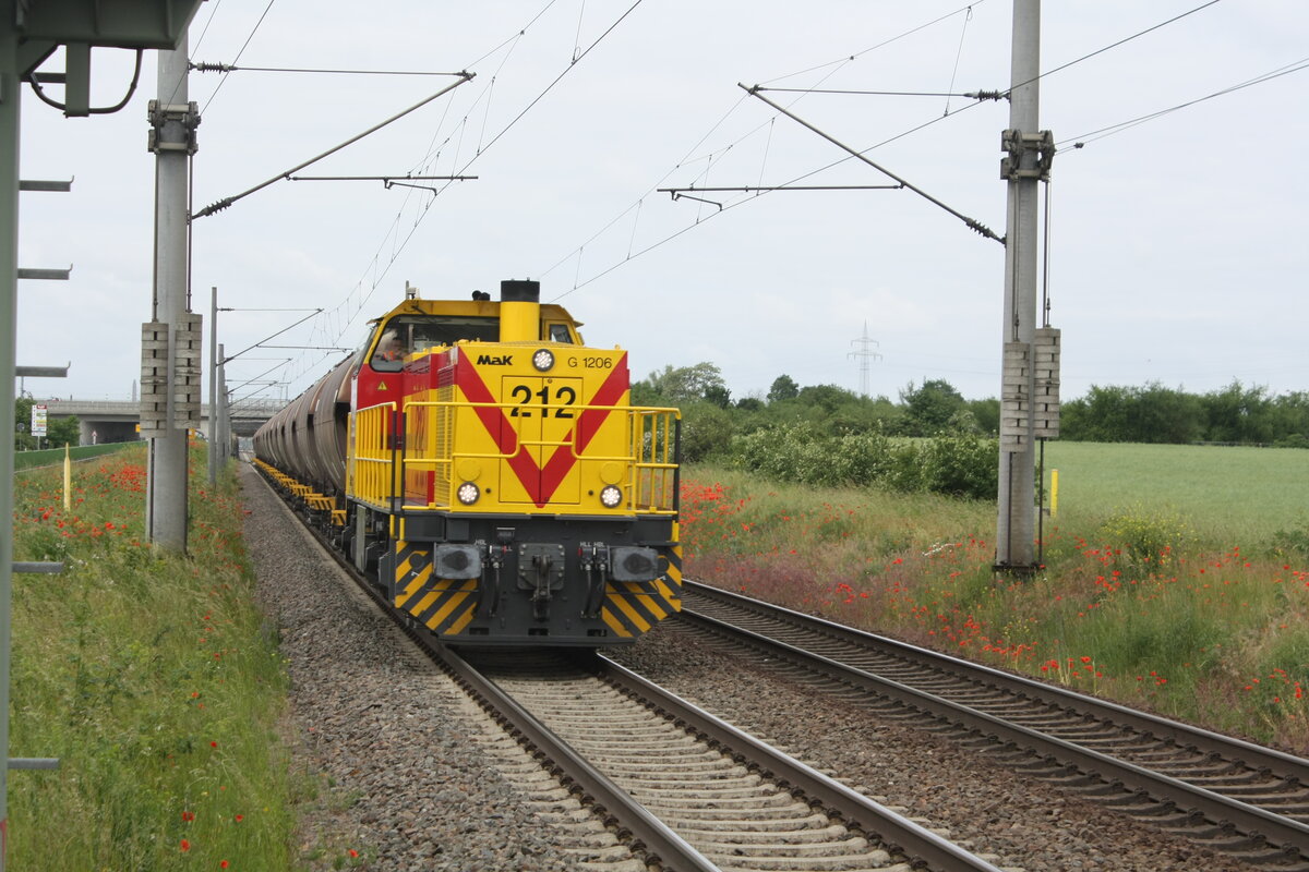 MEG 212 (G1206) mit einem G�terzug bei der Durchfahrt im Bahnhof Z�beritz am 13.6.21