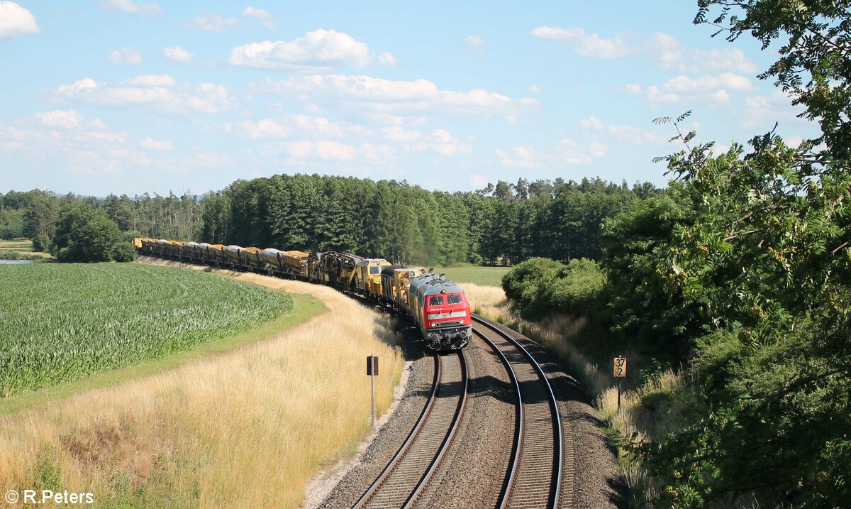 MEG 218 467 unmd 218 391 BahnBau mit einem langen Bauzug aus Mühldorf nach Hof bei Oberteich. 03.07.22