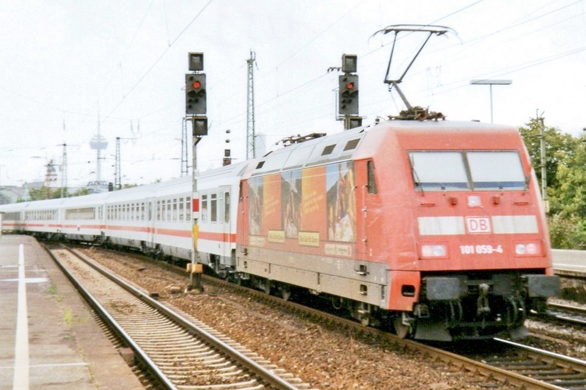 Mehr Zeit f�r Kinder f�rdert 101 059, einer IC durch K�ln Deutz schiebend am 13 April 2000.