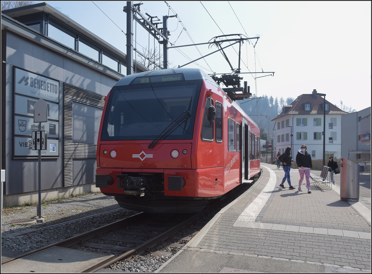 Mehrsystemtriebzug mit verschiebbarem Stromabnehmer Be 552 516 und davor Be 552 515 der SZU in Uitikon-Waldegg. März 2022.