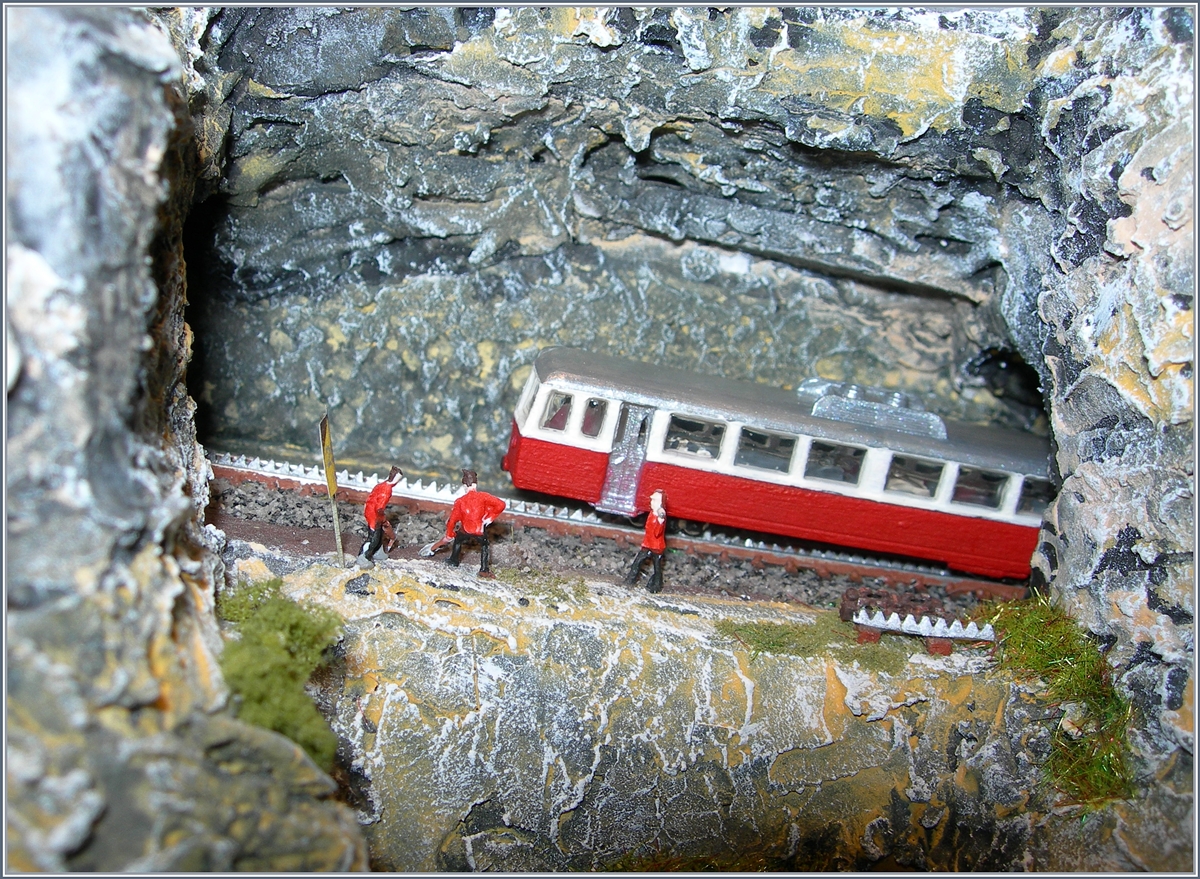 Mein Monte Generoso Bhm 2/4 auf Probefahrt auf meinem Brienz Rothorn Felsentunnel Dioarama.
Nenngrösse Ze / Massstab 1:220 / Spurweite 3 mm
30.01.2017 