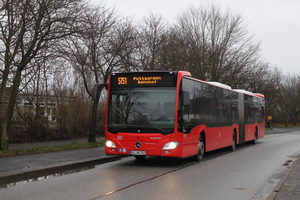 Mercedes-Benz O 530 III(Citaro 2.Generation)als Linie 5751 von Burgtiefe Yachthafen nach Puttgarden in H�he Burg auf Fehmarn Strandallee/Jugendherberge.15.12.2015