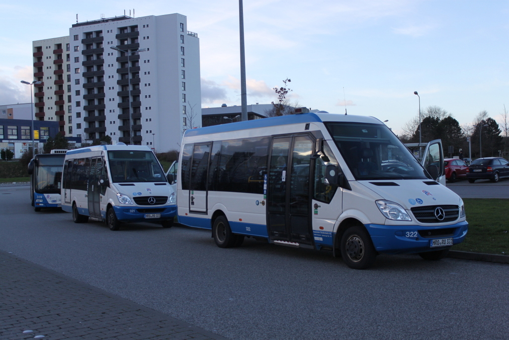 Mercedes-Benz Sprinter und MAN Niederflurbus 3.Generation(Lion's City)waren am 23.12.2015 vor dem Rostocker Hbf zu Gast