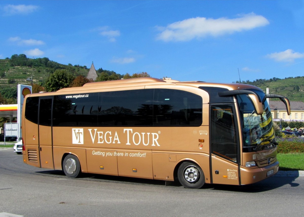 Mercedes Benz Tourino von Vega Tours aus der CZ am 24.9.2015 in Krems.