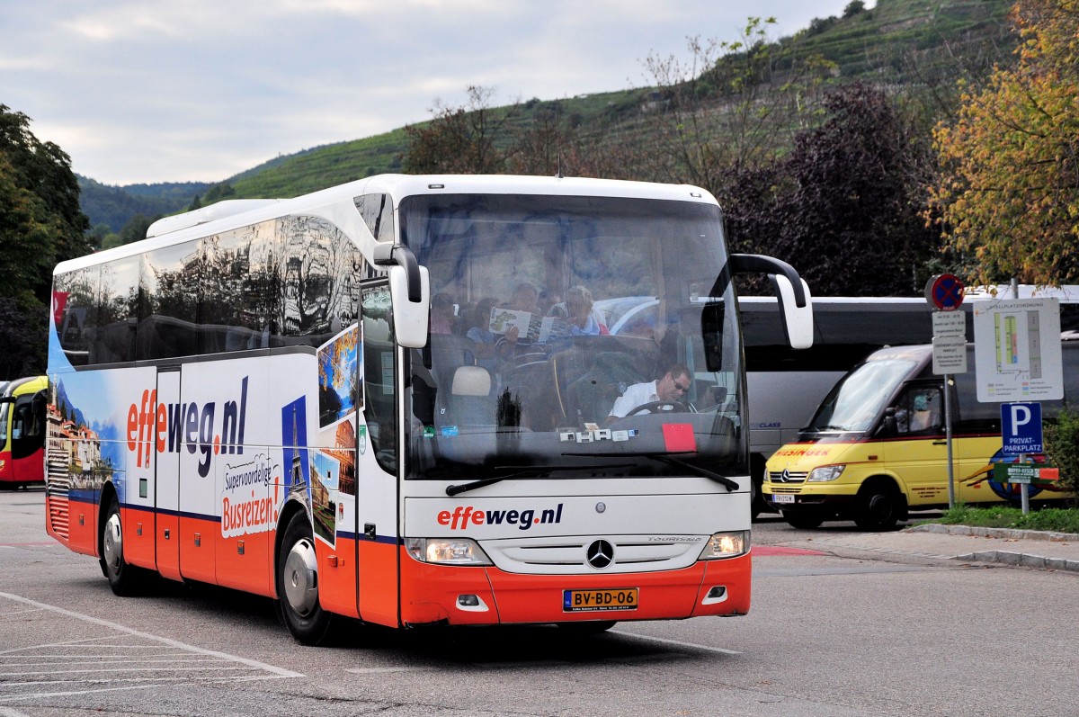 Mercedes Benz Tourismo von effeweg.nl am 27.9.2014 in Krems.