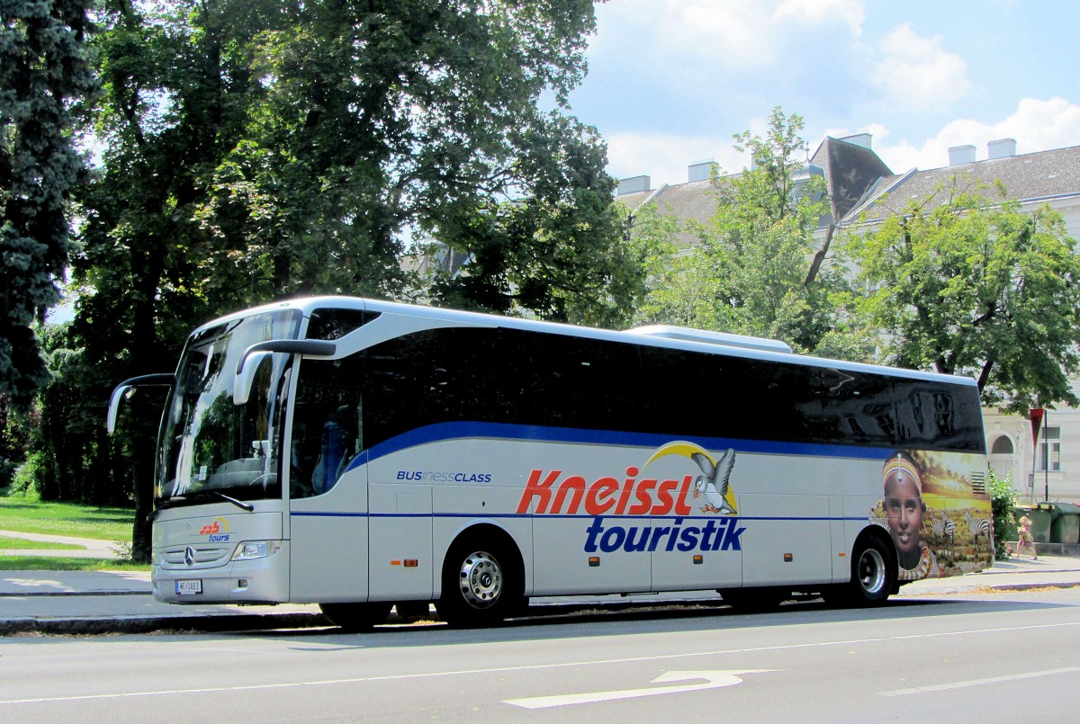 MERCEDES BENZ TOURISMO von KNEISSL Touristik/�sterreich,im Juli 2013 in Krems gesehen.