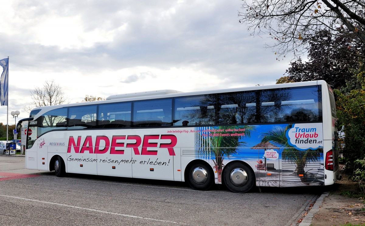 Mercedes Benz Tourismo von Naderer Reisen aus �sterreich am 16.10.2014 in Krems.