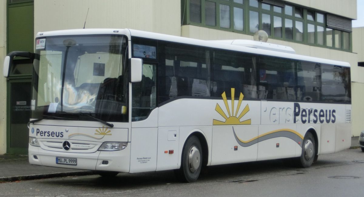 Mercedes-Benz Tourismo RH (Baujahr 2010) von Perseus-Reisen aus Neumarkt-St. Veit. 51 Schlafsessel (zusätzl. Reiseleitersitz möglich) sind in diesem Hochboden-Kombibus verbaut, sein Antrieb besteht aus einem Reihensechszylinder von MB, Typ OM 457 hLA (BlueTecEEV), mit 260 kW (354 PS) und dem ebenfalls hauseigenen Schaltgetriebe GO 190-6.
Diese Aufnahme entstand am 17. 10. 2014 vor dem Bahnhof in Mühldorf/Inn.