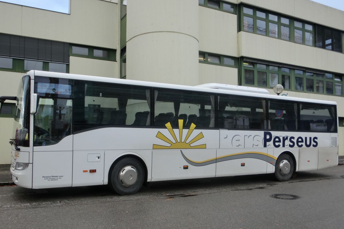 Mercedes-Benz Tourismo RH (Baujahr 2010) von Perseus-Reisen aus Neumarkt-St. Veit. 51 Schlafsessel (zusätzl. Reiseleitersitz möglich) sind in diesem Hochboden-Kombibus verbaut, sein Antrieb besteht aus einem Reihensechszylinder von MB, Typ OM 457 hLA (BlueTecEEV), mit 260 kW (354 PS) und dem ebenfalls hauseigenen Schaltgetriebe GO 190-6.
Diese Aufnahme entstand am 17. 10. 2014 vor dem Bahnhof in Mühldorf/Inn.