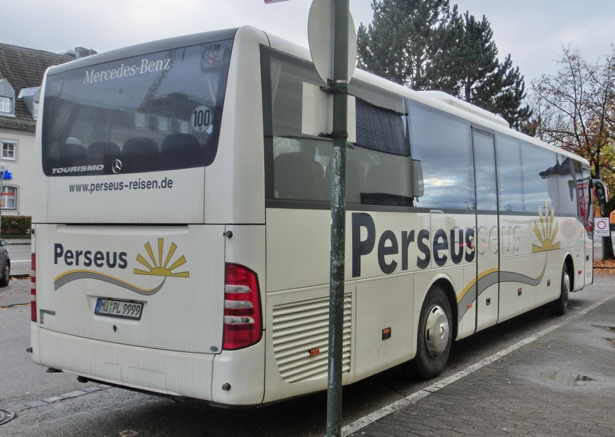 Mercedes-Benz Tourismo RH (Baujahr 2010) von Perseus-Reisen aus Neumarkt-St. Veit. 51 Schlafsessel (zusätzl. Reiseleitersitz möglich) sind in diesem Hochboden-Kombibus verbaut, sein Antrieb besteht aus einem Reihensechszylinder von MB, Typ OM 457 hLA (BlueTecEEV), mit 260 kW (354 PS) und dem ebenfalls hauseigenen Schaltgetriebe GO 190-6.
Diese Aufnahme entstand am 17. 10. 2014 vor dem Bahnhof in Mühldorf/Inn.