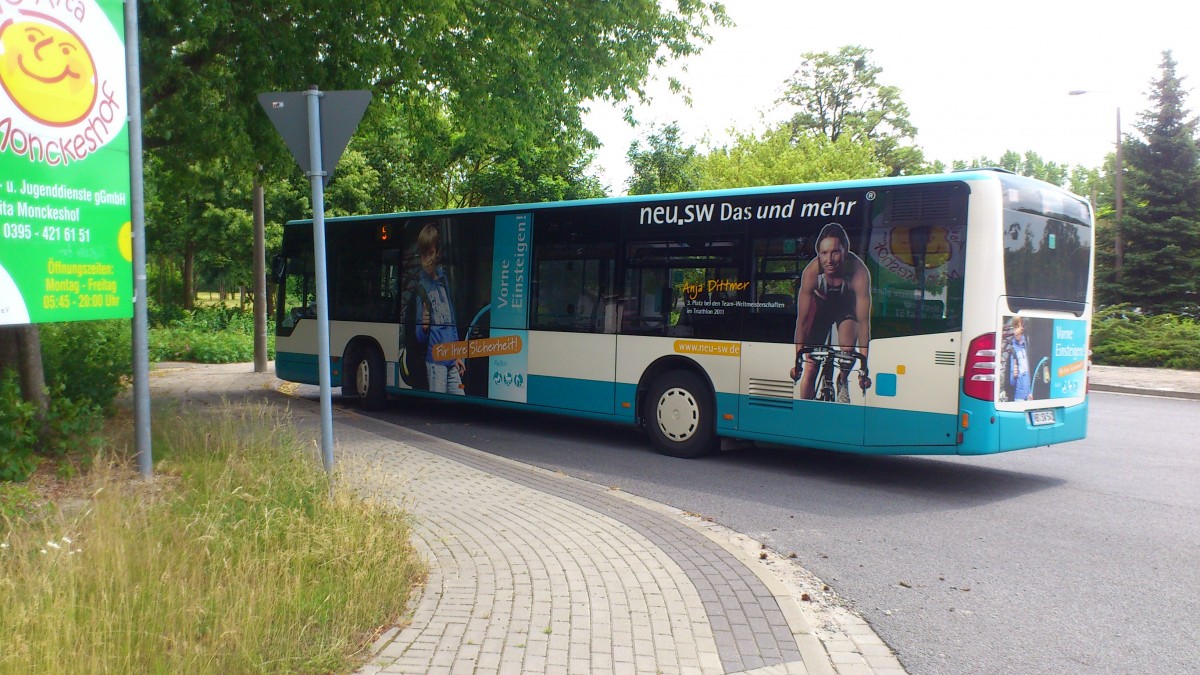 Mercedes Facelift NB SW 541.....auch dieser Wagen der Stadtwerke zeigt das der Einstieg nur vorne ist beim Fahrer als Traffic Board... und auf diesen Fahrzeug ist Anja Dittmer die ihre Sportler Karriere schon beendet hat zusehen 