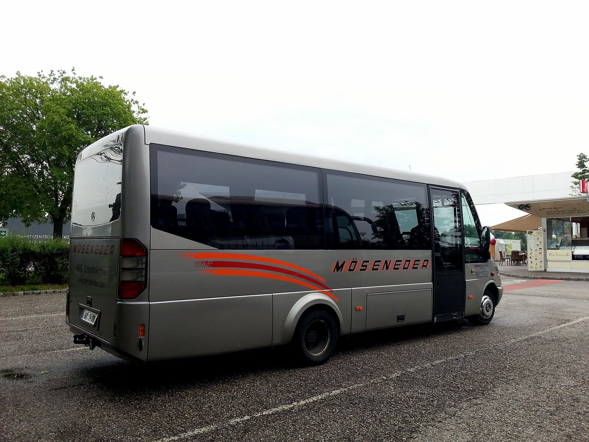 Mercedes Kleinbus CDI von M�seneder Reisen aus �sterreich in Krems gesehen.