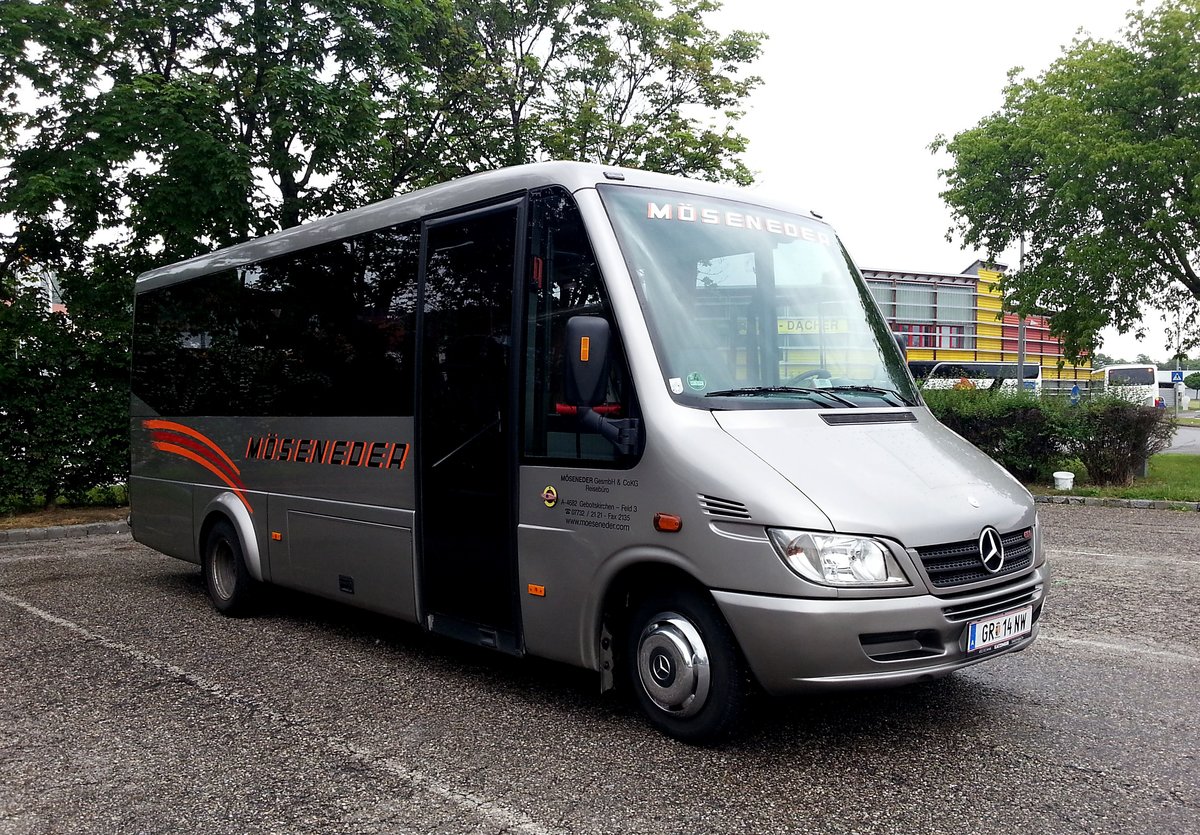 Mercedes Kleinbus CDI von M�seneder Reisen aus �sterreich in Krems gesehen.