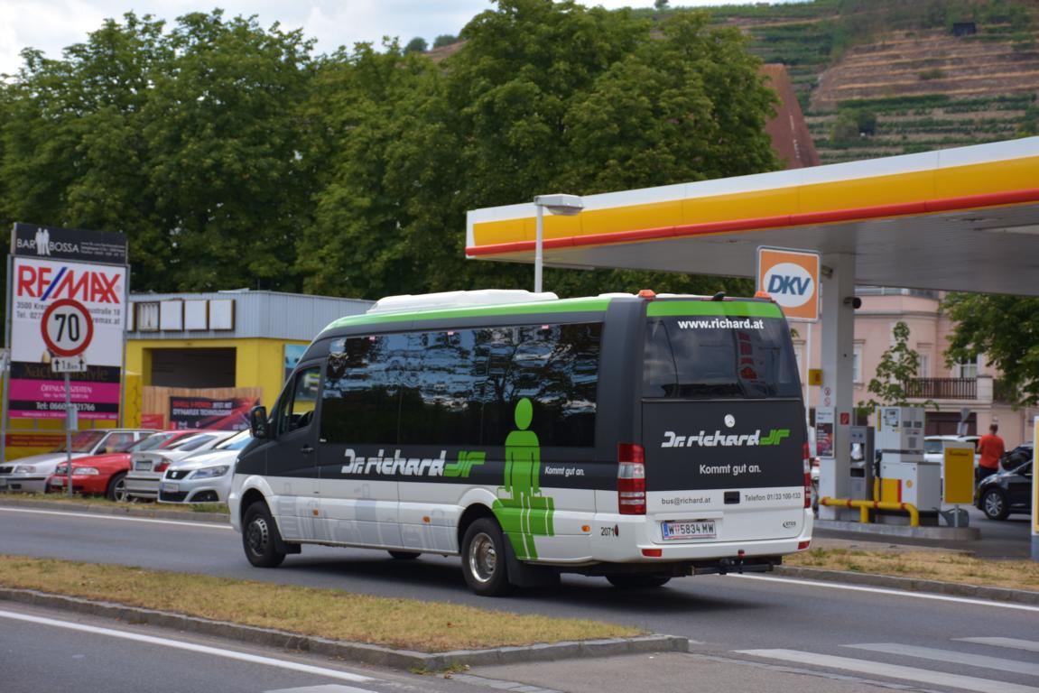 Mercedes Sprinter von Dr. Richard Reisen aus Wien in Krems.