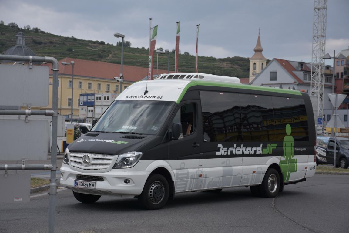 Mercedes Sprinter von Dr. Richard Reisen aus Wien in Krems.