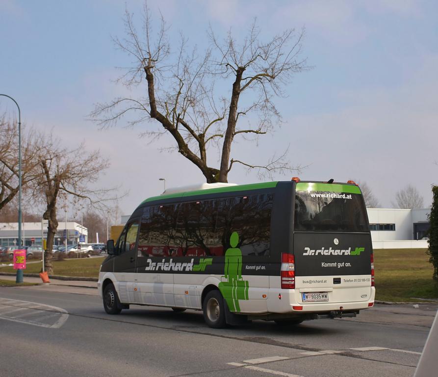 Mercedes Sprinter von Dr. Richard Reisen aus �sterreich 03/2018 in Krems gesehen.